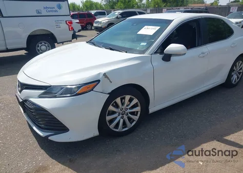 2018 Toyota Camry Le z USA, uszkodzony, nr VIN 4T1B11HK8JU003817